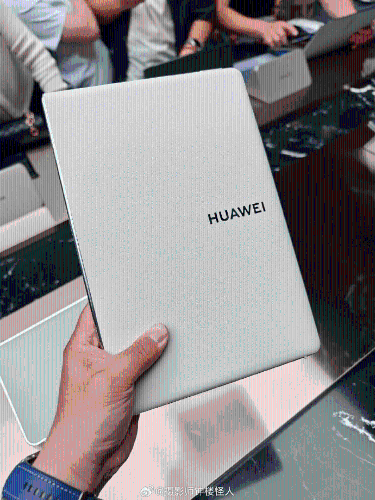 全球首款鴻蒙折疊屏電腦華為 MateBook Fold。 微博