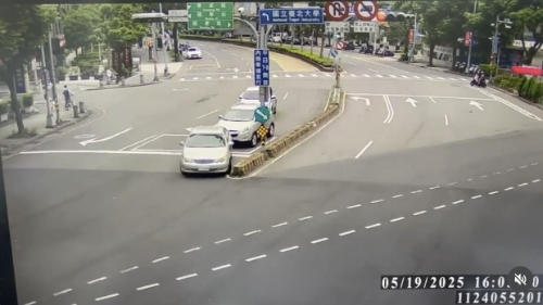 死亡車禍前1分鐘，78歲肇事者余文正在前一個路口要左轉(zhuǎn)時，不慎撞分隔島卡住。