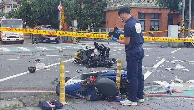 78歲老翁余文正19日下午4點多開著自小客，高速闖紅燈，撞上正在放學(xué)過馬路的學(xué)生與接送家長，釀3死12傷。