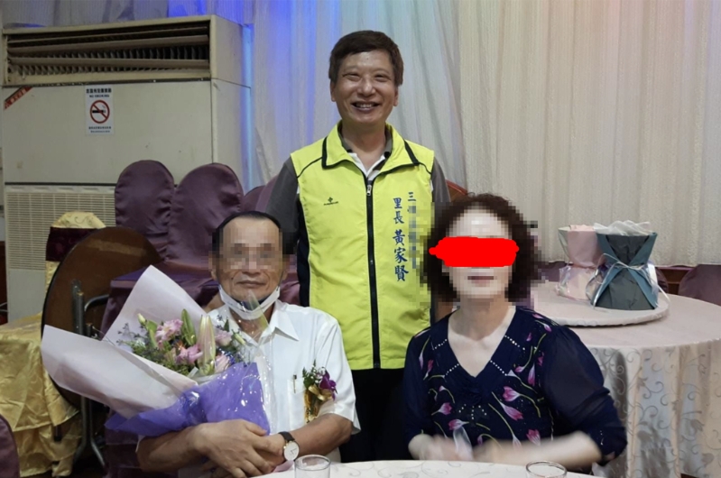 離譜肇事者余姓老翁（下排左）遭憤怒鄉(xiāng)民肉搜，起底正臉照。