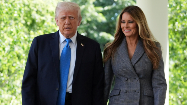 美國(guó)總統(tǒng)特朗普19日和第一夫人手牽手，前往白宮玫瑰園的“刪除非合意親密影像法案”（Take It Down Act）簽署儀式現(xiàn)場(chǎng)。