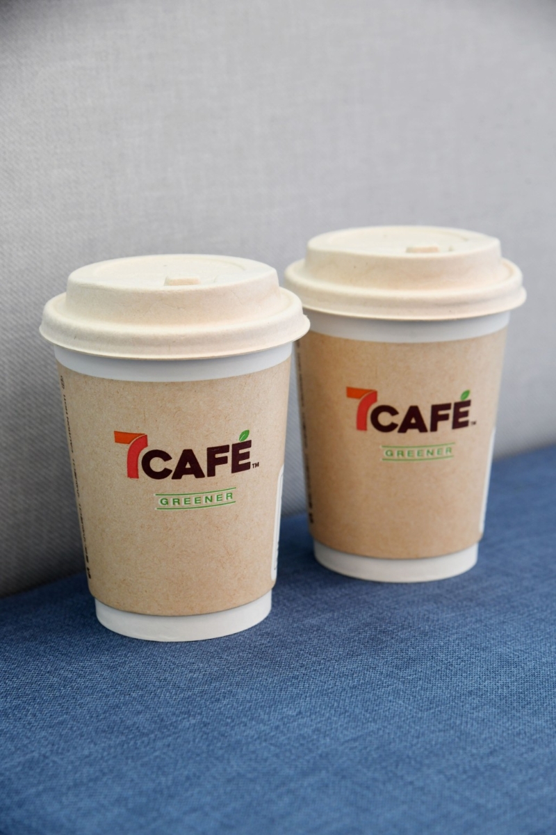 集團(tuán)旗下7-Eleven計(jì)劃目標(biāo)一年將回收約125 萬(wàn)杯7CAFé 即磨咖啡飲品的咖啡渣，交給本地慈善有機(jī)農(nóng)莊轉(zhuǎn)化成有機(jī)肥料，預(yù)計(jì)可栽種出約4,000 公斤有機(jī)農(nóng)作物，以及減少因棄置廚馀而造成的19,256 公斤溫室氣體排放。