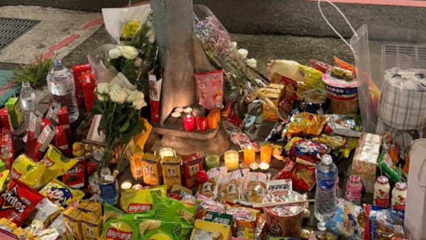 新北三峽車禍現(xiàn)場放滿民眾擺放的零食和鮮花 新北三峽車禍現(xiàn)場放滿民眾擺放的零食和鮮花