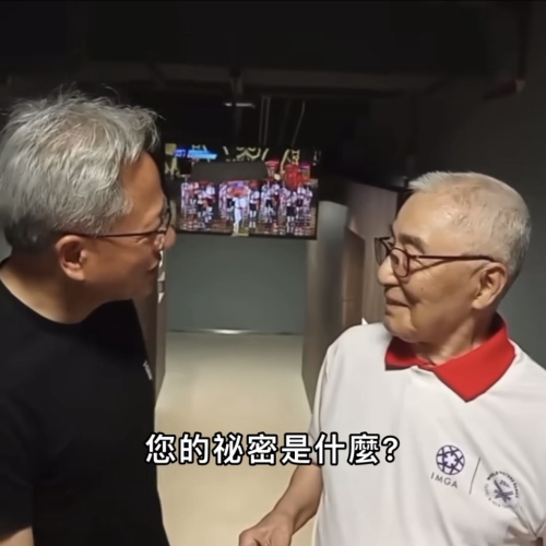 黃仁勛問林友茂長壽的秘訣。 facebook 張哲生