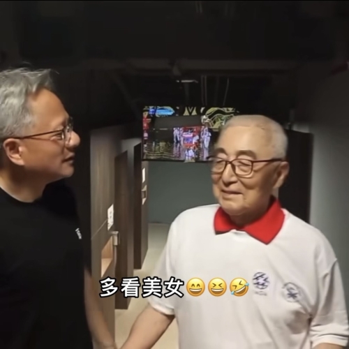 黃仁勛無奈不知怎樣回話，林友茂指著身邊包括女性的義工記者等人重覆一遍說：“多看美女?！?facebook 張哲生