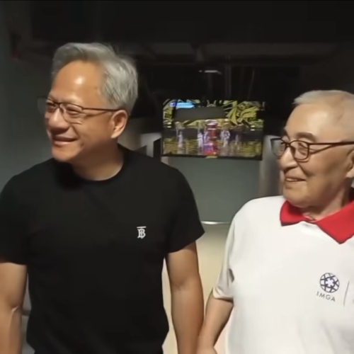 黃仁勛尷尬笑打圓場(chǎng)。