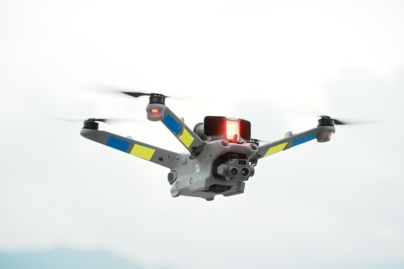 警用無人機使用紅藍閃燈以顯示正在進行任務，并貼上用以識別的反光貼“拉花”標志。