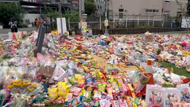 大量民眾到現(xiàn)場致祭，令草地鋪滿零食。