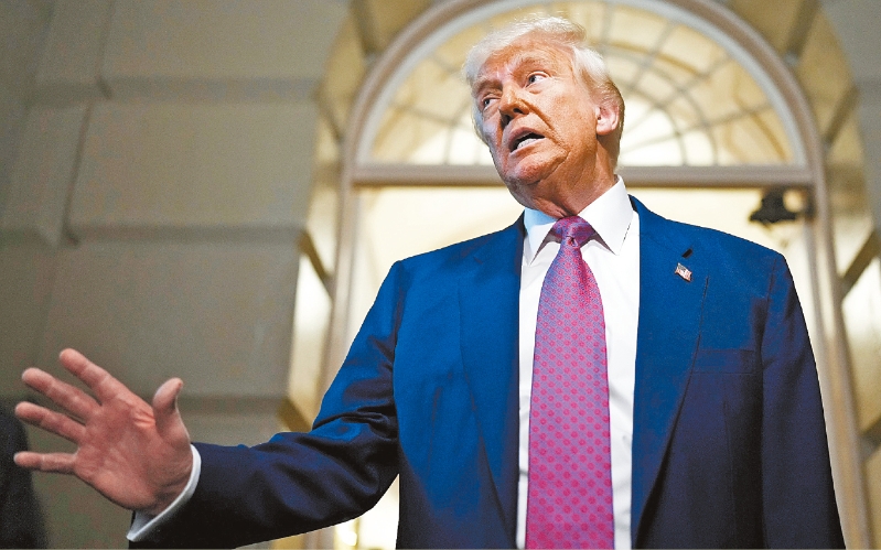 總統(tǒng)特朗普到國會山莊出席眾議院共和黨人的閉門會議，呼吁黨人團(tuán)結(jié)一致，支持他主張的一攬子減稅法案。 美聯(lián)社