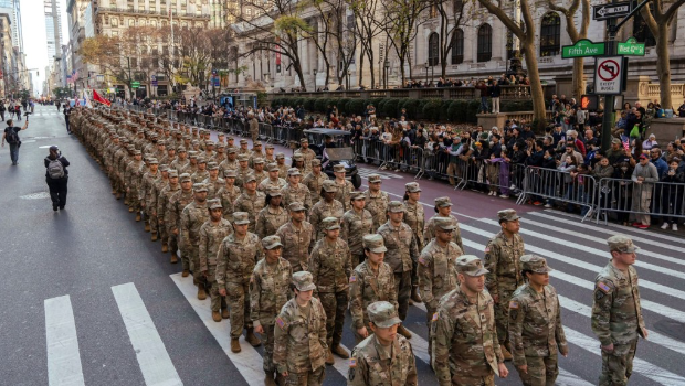 2024年紐約退伍軍人節(jié)游行，美國陸軍成員列隊行進(jìn)。 美聯(lián)社