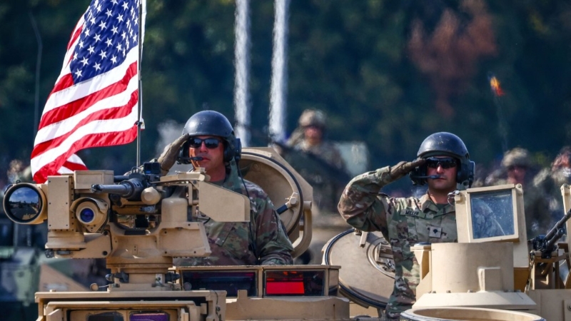 美國士兵駕駛M1A2 SEP V3艾布拉姆斯坦克出席2024年波蘭武裝部隊日閱兵式。