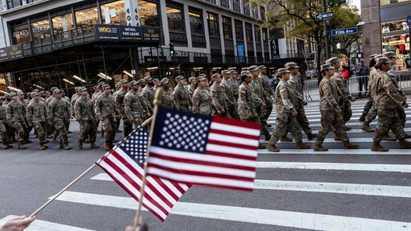 2024年紐約退伍軍人節(jié)游行，美國陸軍成員列隊行進(jìn)。