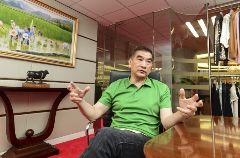 鐘國斌指“如東南亞等地因美國收重稅，無法出口庫存，便要降價轉(zhuǎn)售其他地區(qū)，香港或可買到便宜貨物”。 資料圖片