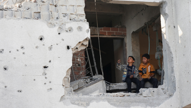 2025年5月21日，巴勒斯坦男孩坐在在加沙帶賈巴利亞的一棟被以色列炸毀的房屋里。