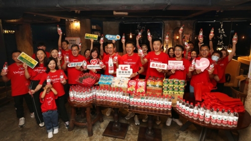 建華集團組義工團于母親節(jié)11號當天到訪銀杏館油麻地分店派飯派福袋，為長者及基層送暖。