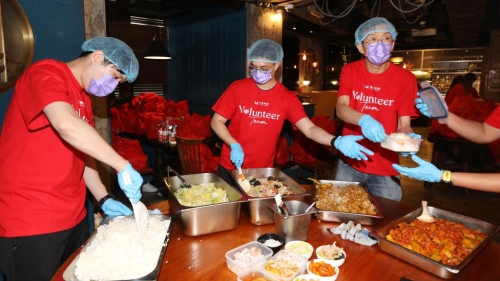 另一批義工負責(zé)裝餸舀湯舀飯。