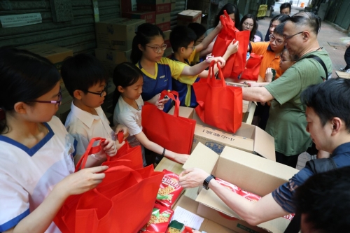建華集團5號佛誕當日向銀杏館長沙灣分店捐贈食材，由星島集團我要贊佢大使、校長及家長二十多人到場組裝成福袋送贈長者。