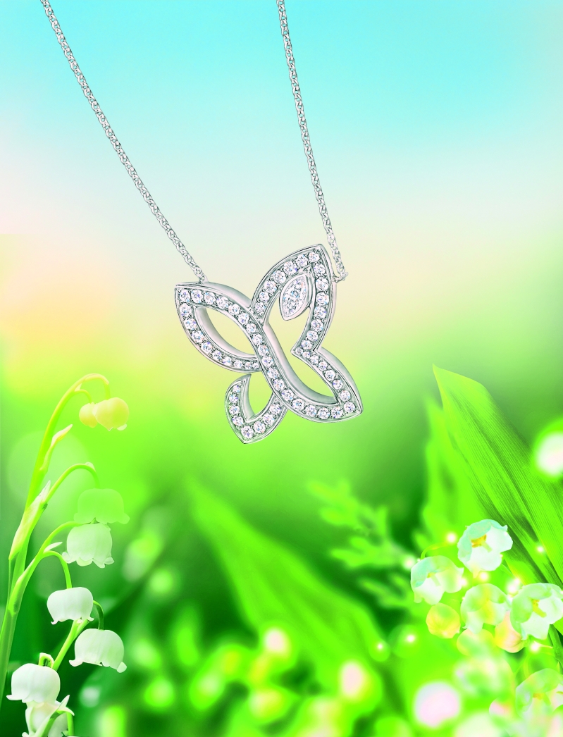 Infinite Lily Cluster鉑金鉆石吊墜象征改變、轉(zhuǎn)化和無限可能，四瓣線條打造出蝴蝶翩翩飛舞的曼妙姿態(tài)。