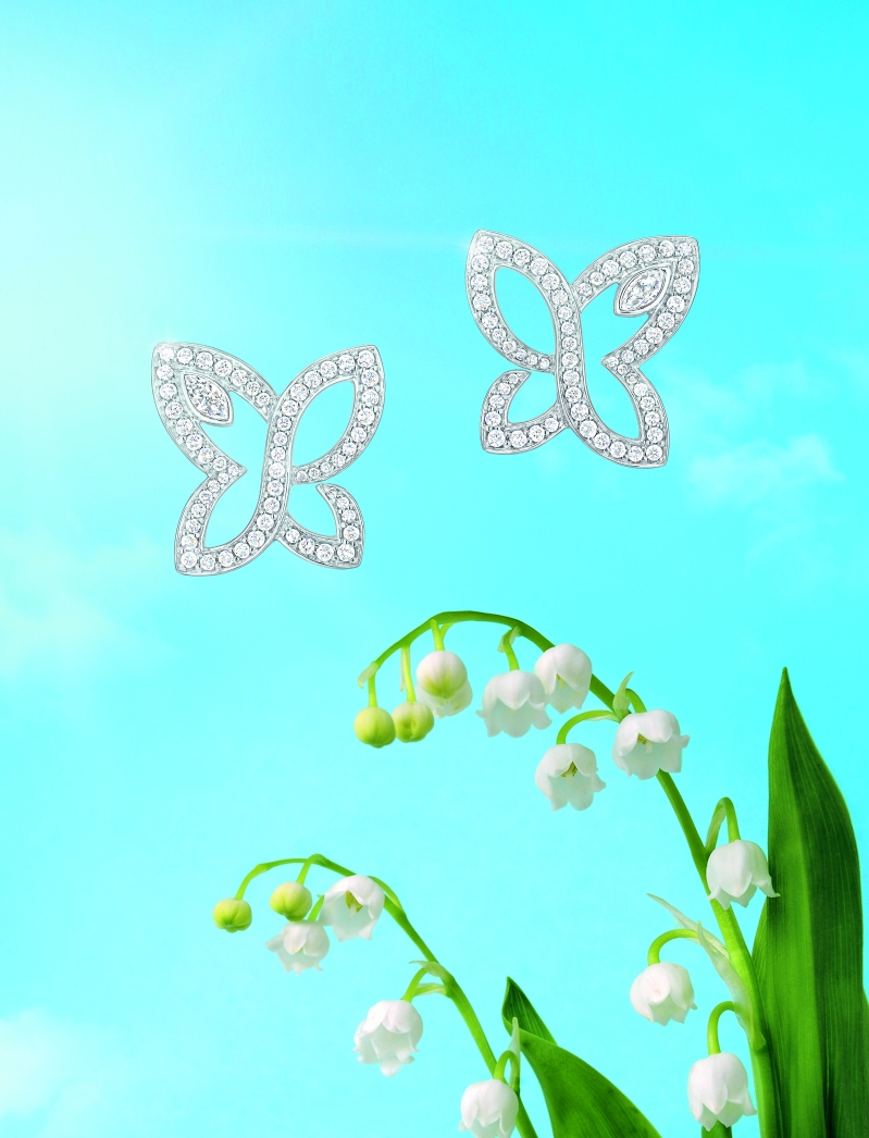 Infinite Lily Cluster鉑金鉆石耳環(huán)，由兩顆馬眼形切工鉆石配搭112顆圓形明亮式切工鉆石打造而成。