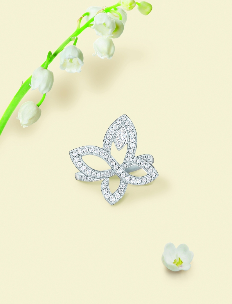 Infinite Lily Cluster鉑金鉆石戒指，鑲嵌單顆馬眼形切工鉆石及67顆圓形明亮式切工鉆石。