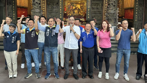 國(guó)民黨主席朱立倫22日赴新北市板橋埔墘福德宮出席反惡罷、“戰(zhàn)獨(dú)裁”街講