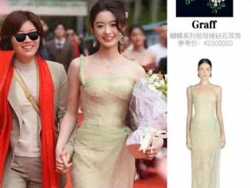 17歲的黃楊鈿甜配戴身價(jià)逾200萬人民幣的翡翠耳環(huán)，是向母親借來。 微博@黃楊鈿甜1