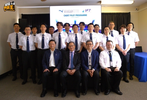 首屆接受海外飛行訓(xùn)練的學(xué)員共有16人。 早前學(xué)院為符合資格的學(xué)員于美國舉行海外飛行訓(xùn)練結(jié)業(yè)禮。 前左二為學(xué)院校長李天柱。