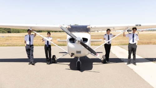 香港國際航空學(xué)院開辦“見習(xí)機(jī)師培訓(xùn)課程”，學(xué)員需接受約14個月專業(yè)培訓(xùn)，通過考核后可獲得民航處頒發(fā)香港商用（飛機(jī)）飛行員執(zhí)照。