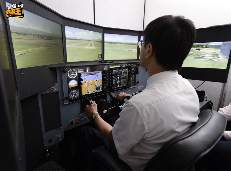 學(xué)員在模擬飛行器進(jìn)行練習(xí)。