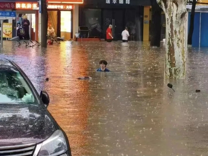 武漢大學校門水淹至肩膀。