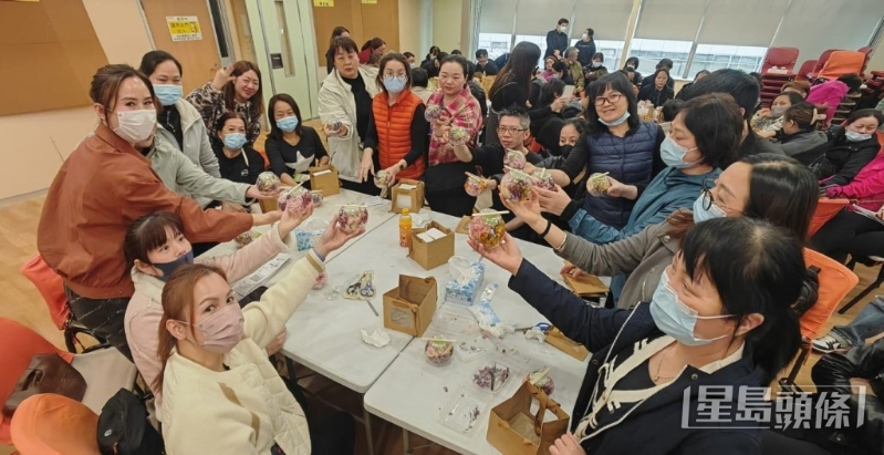“譚仔姐姐”參與升級(jí)再造計(jì)劃下的香薰蠟燭工作坊。