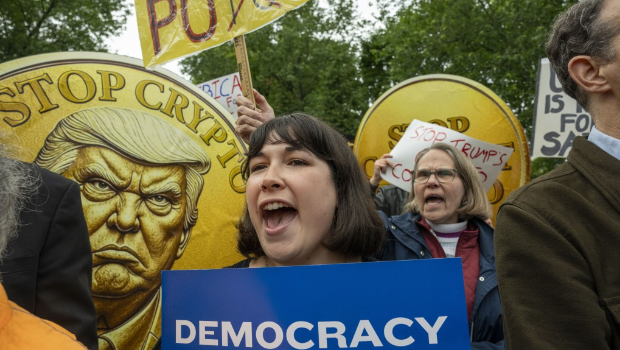 示威者在場外高喊反特朗普口號(hào)