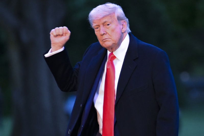 特朗普迷因幣$TRUMP買家參加晚宴，特朗普到場高舉拳頭示意