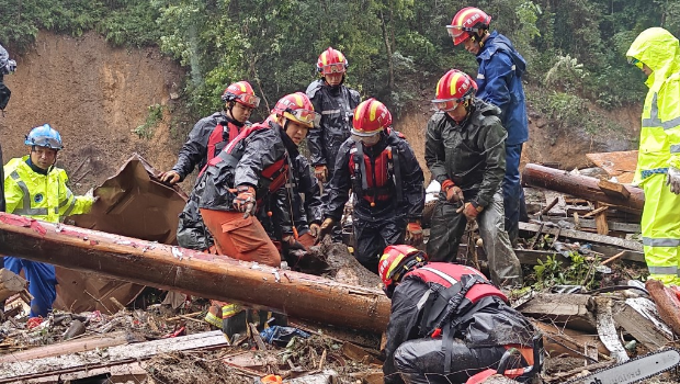 廣西桂林市龍勝各族自治縣泗水鄉(xiāng)三舍村突發(fā)山洪災(zāi)害，救援人員在現(xiàn)場展開救援。