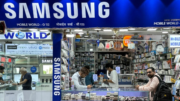 特朗普進(jìn)一步要求三星等手機(jī)制造商在美生產(chǎn)。