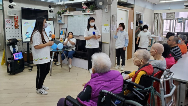 IVE社區(qū)服務(wù)策劃及領(lǐng)航高級文憑學(xué)生鄭兆容（Summer）（白衫、中）與指團(tuán)隊(duì)由設(shè)計(jì)活動(dòng)，到採購物資和帶動(dòng)現(xiàn)場氣氛，每個(gè)細(xì)節(jié)皆精心策劃。(VTC提供)