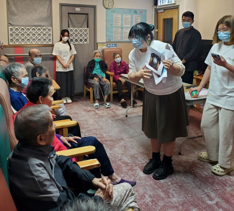 IVE幼兒、長者及社會(huì)服務(wù)學(xué)科高級文憑學(xué)生參與市建局開展的“學(xué)建關(guān)愛”義務(wù)工作計(jì)劃，組織四場安老院舍探訪活動(dòng)，為院友設(shè)計(jì)不同游戲和集體活動(dòng)。(VTC提供)