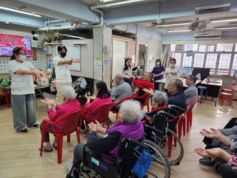 IVE幼兒、長者及社會(huì)服務(wù)學(xué)科高級文憑學(xué)生參與市建局開展的“學(xué)建關(guān)愛”義務(wù)工作計(jì)劃，組織四場安老院舍探訪活動(dòng)，為院友設(shè)計(jì)不同游戲和集體活動(dòng)。