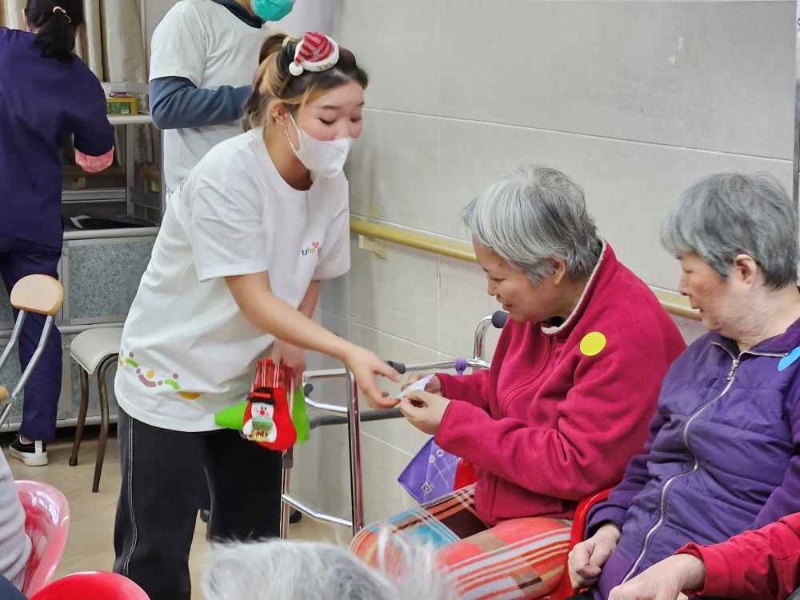 IVE綜合社會(huì)及健康服務(wù)高級文憑學(xué)生林嘉麗（Kelly）（左一）擔(dān)任帶領(lǐng)游戲的主持人。 （VTC提供）