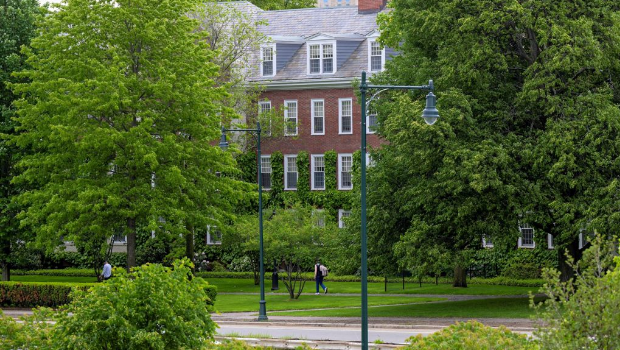 一名學(xué)生走在美國麻薩諸塞州奧爾斯頓的哈佛大學(xué)奧爾斯頓校區(qū)，攝于2025年5月23日。