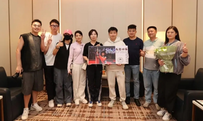 趙心童回到深圳，和家人合影。