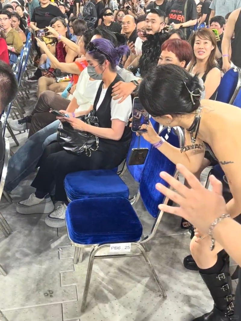 楊千嬅被包圍狂影勁尷尬。