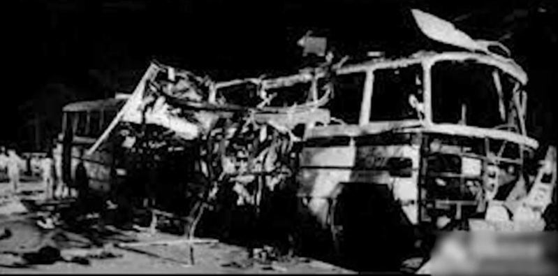 被炸的巴士幾乎只剩車架。網(wǎng)圖