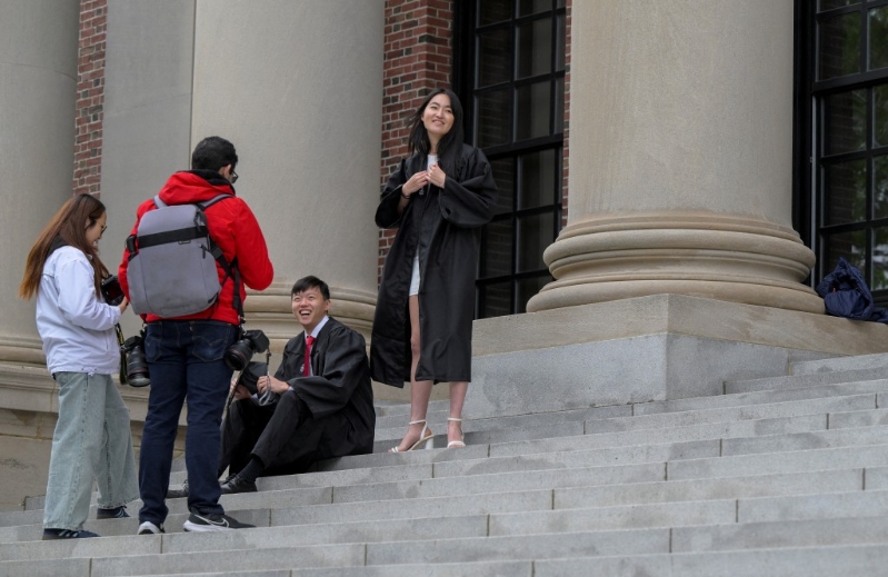 哈佛的國際學(xué)生在校內(nèi)接受記者訪問。 路透社