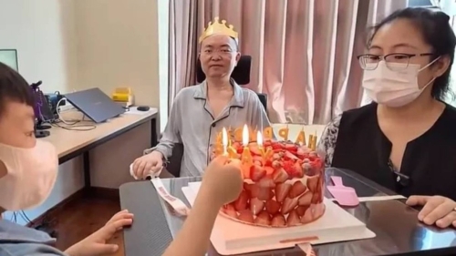 京東前副總裁蔡磊，患漸凍癥6年，今日分享其妻兒與他慶祝47歲生辰的影片。蔡磊破冰驛站