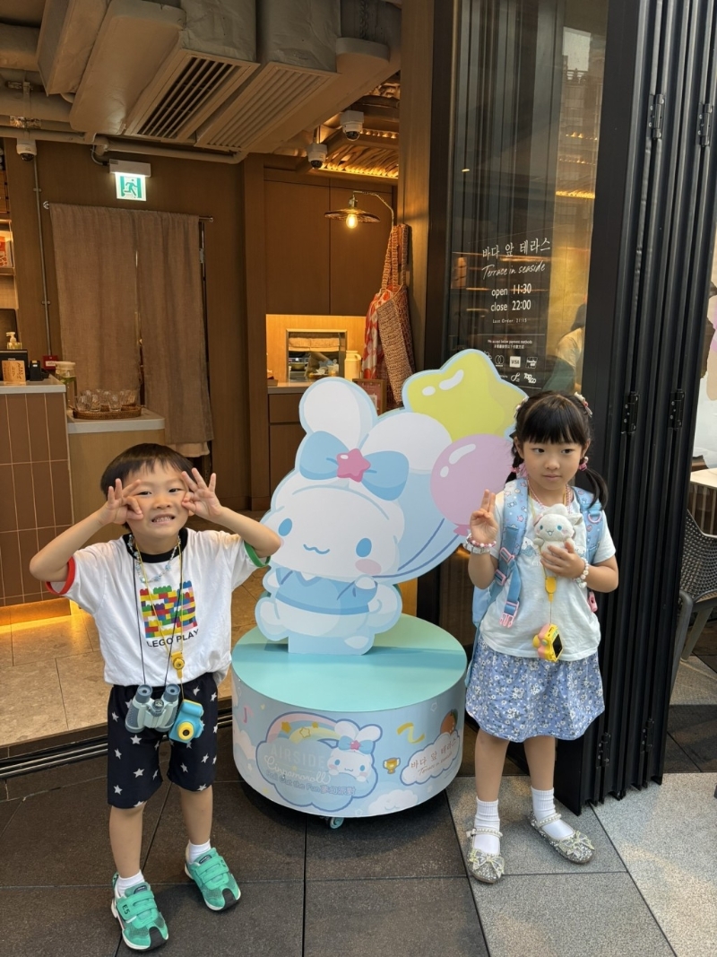 大受歡迎的Sanrio人氣角色Cinnamoroll（玉 桂狗）與Terrace in seaside及AIRSIDE合作推出 Cinnamoroll主題限定Café，場(chǎng)內(nèi)外打卡點(diǎn)滿滿?。▓D片來(lái)源：《親子王》）