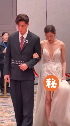 陳自瑤不斷掀起裕擺不慎走光，羅子溢也不察覺。