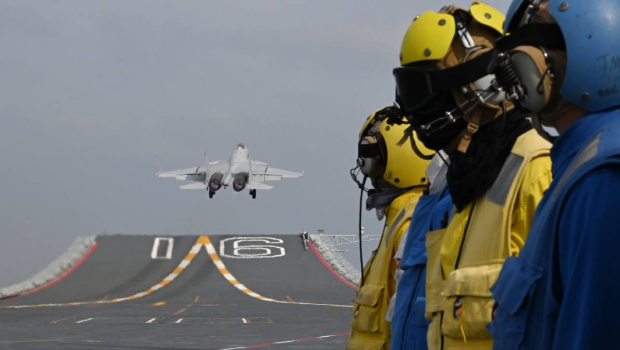 日本指遼寧艦在東海演練艦載機(jī)起降。新華社