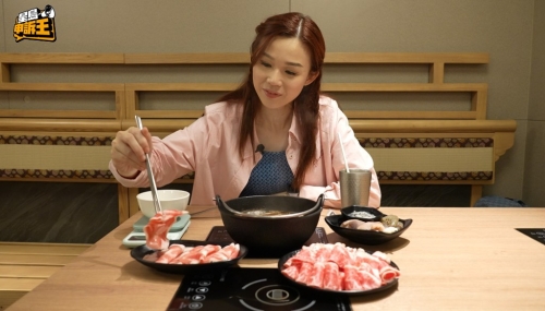 記者Rachel扮成食客到餐廳內(nèi)挑戰(zhàn)。