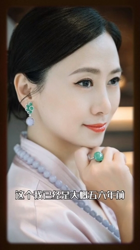 翁虹保養(yǎng)得極好。